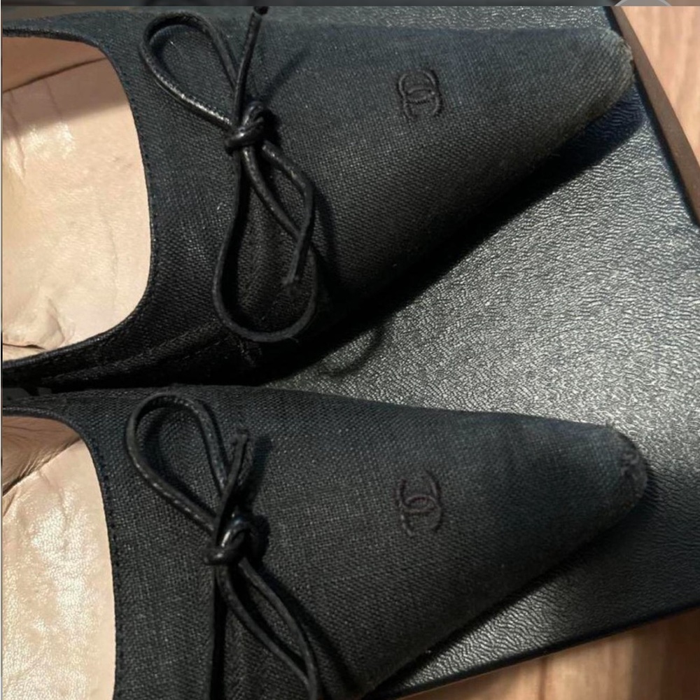 CHANEL Black Heeled Shoes with Bow Detail